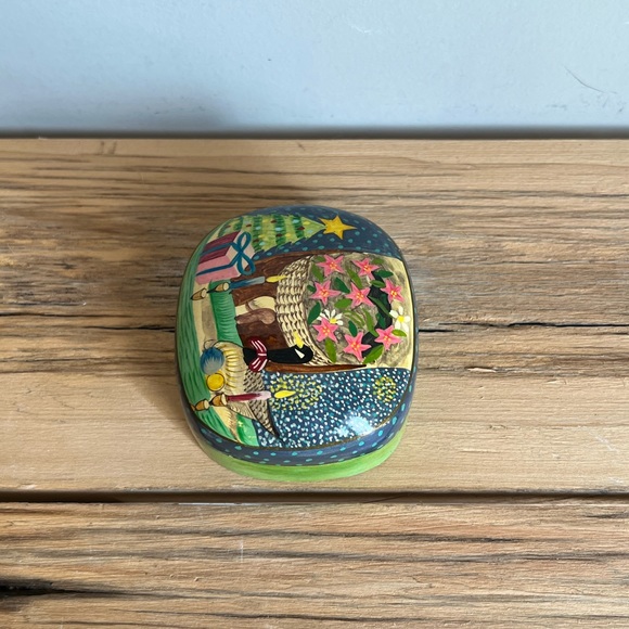 Vintage Hand Painted Green Holiday Scene Asian Lacquered Keepsake Box - Picture 2 of 9